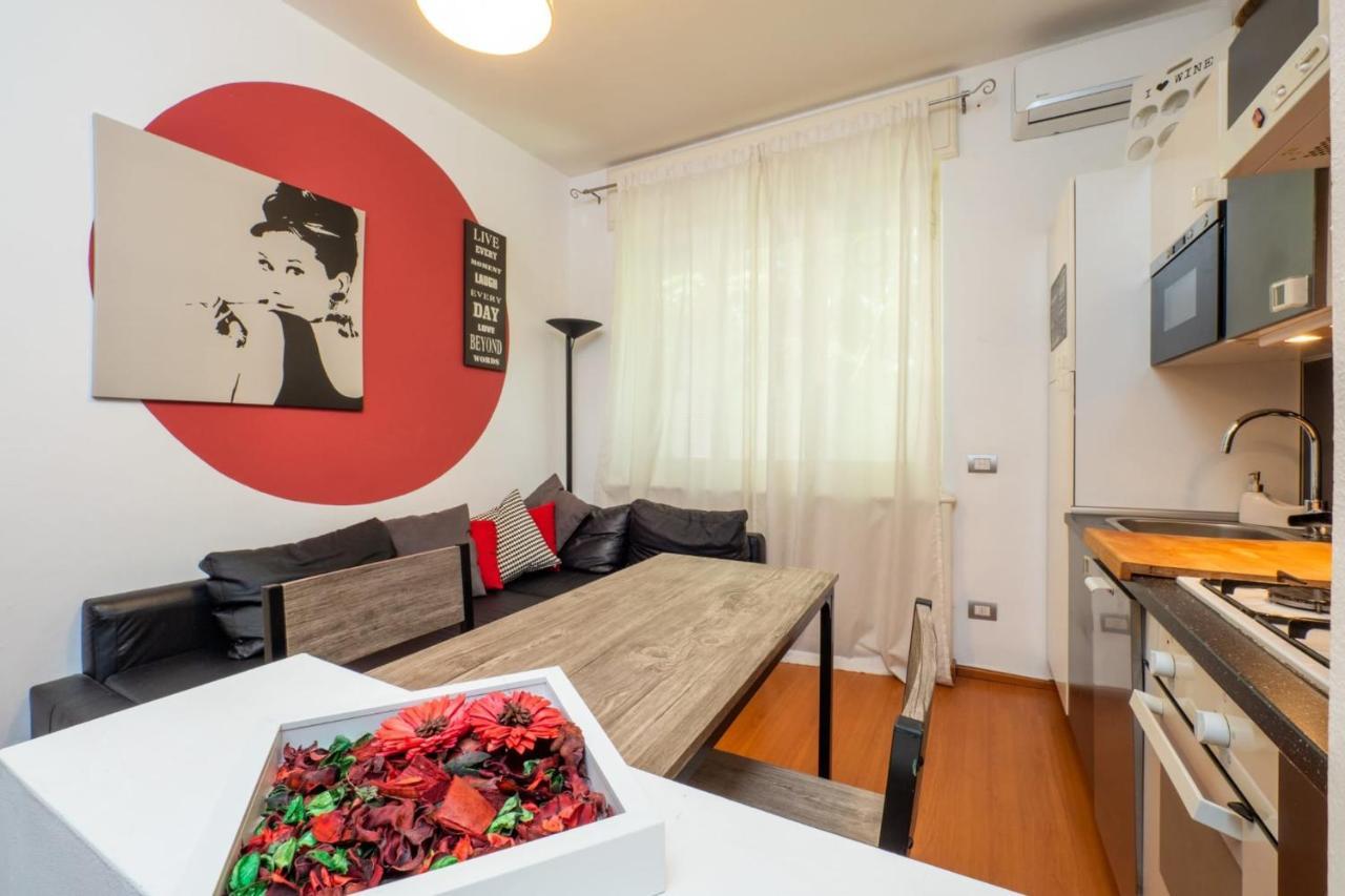 Navigli Apartment- Hosted By Sweetstay Milan Bagian luar foto